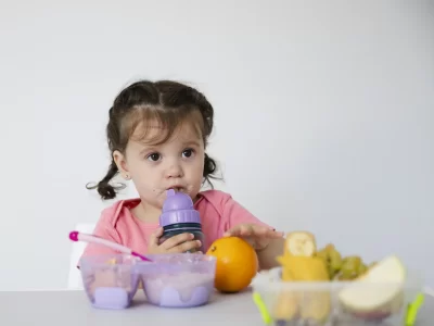 Menu makanan harian dipantau secara rutin oleh ahli gizi.